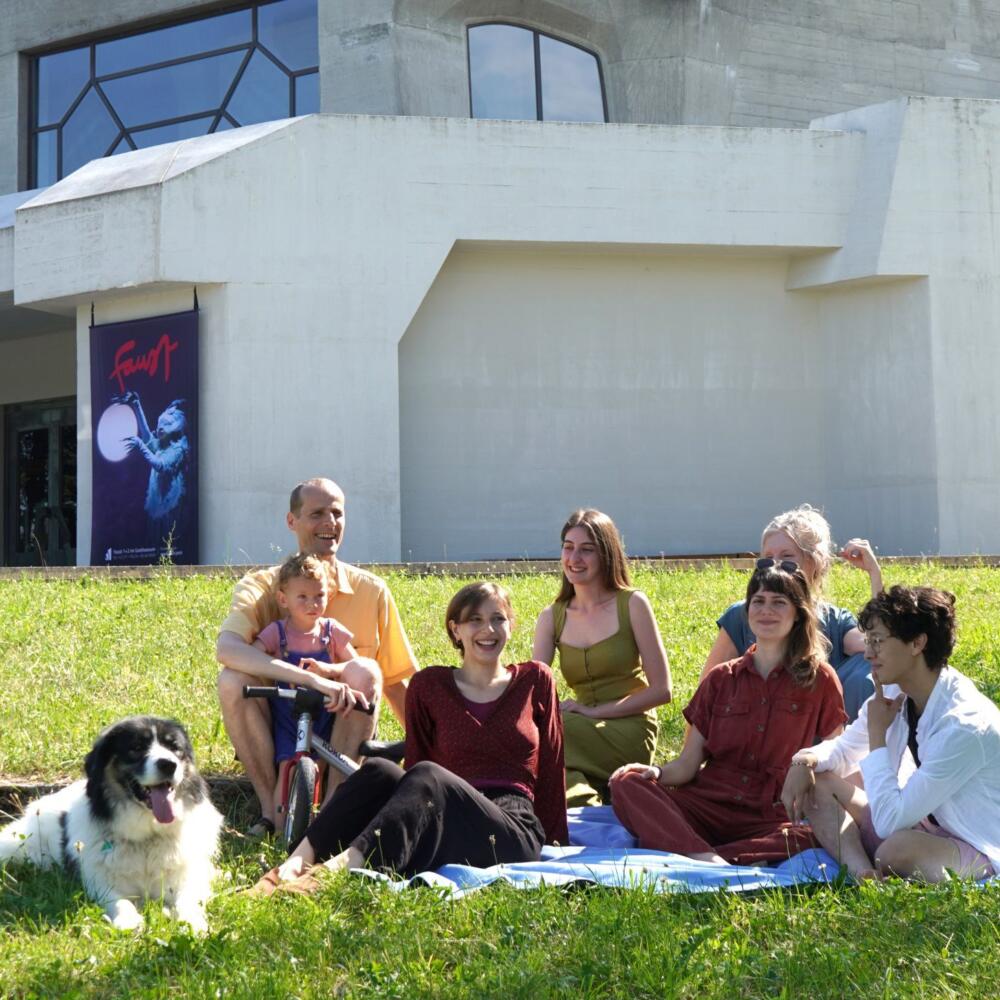 ‹Faust› 99., 100. und 101. Aufführung – Feier mit Picknickdecke im Gartenpark