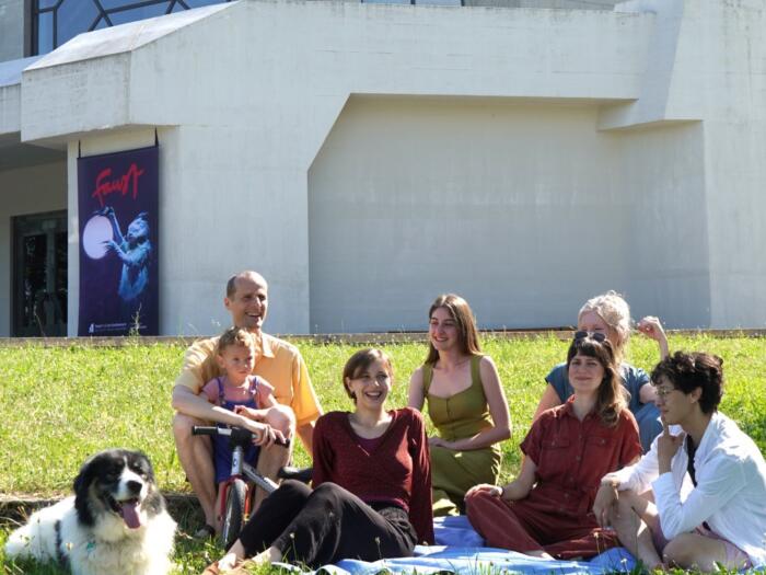 ‹Faust› 99., 100. und 101. Aufführung – Feier mit Picknickdecke im Gartenpark