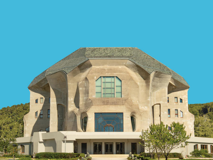 Sichtbare Architektur und unterirdische Wasserbecken