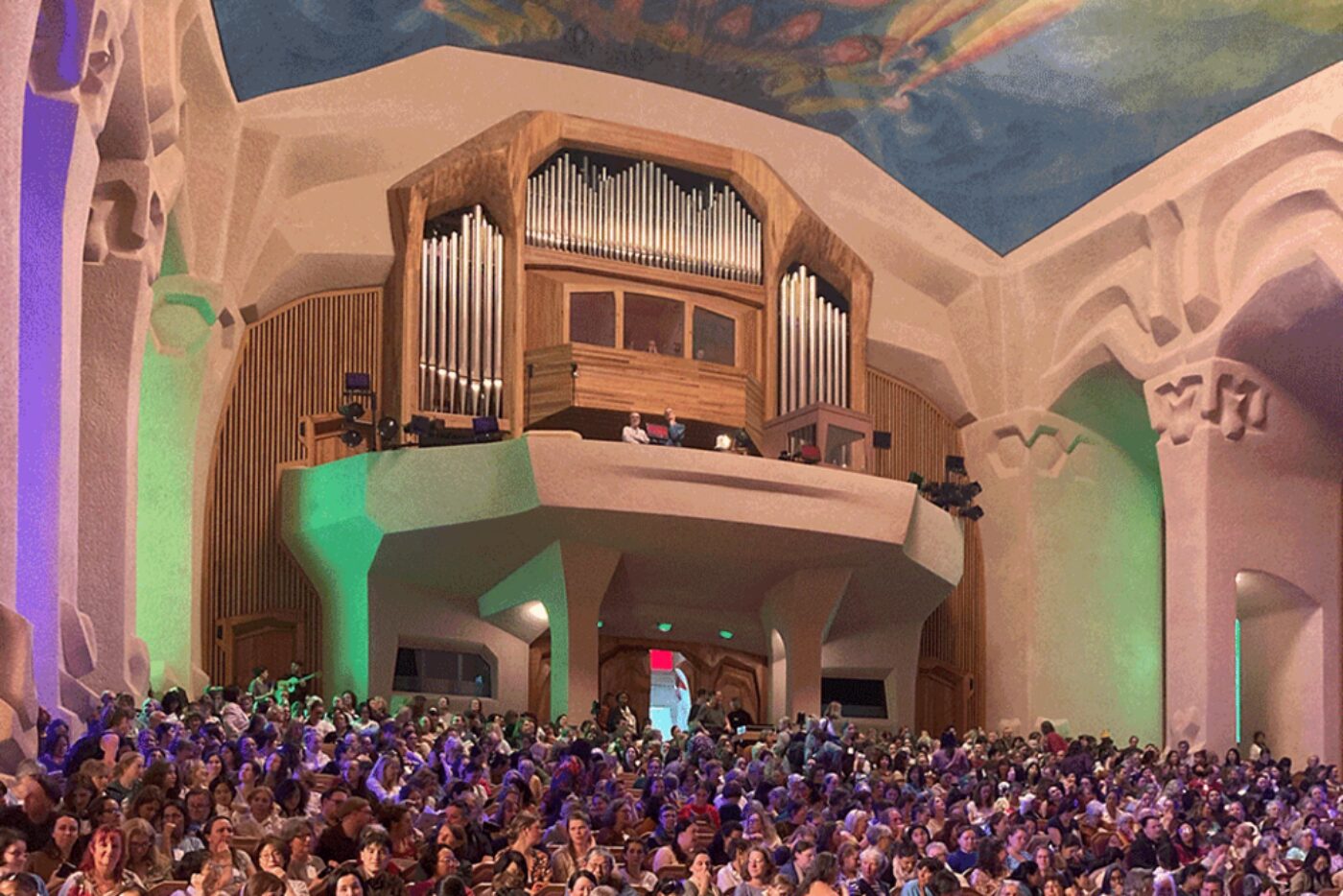 Women as far as the eye can see: 1,000 participants took part in the Conference at the Goetheanum. (Photo: PädSek/GG)
