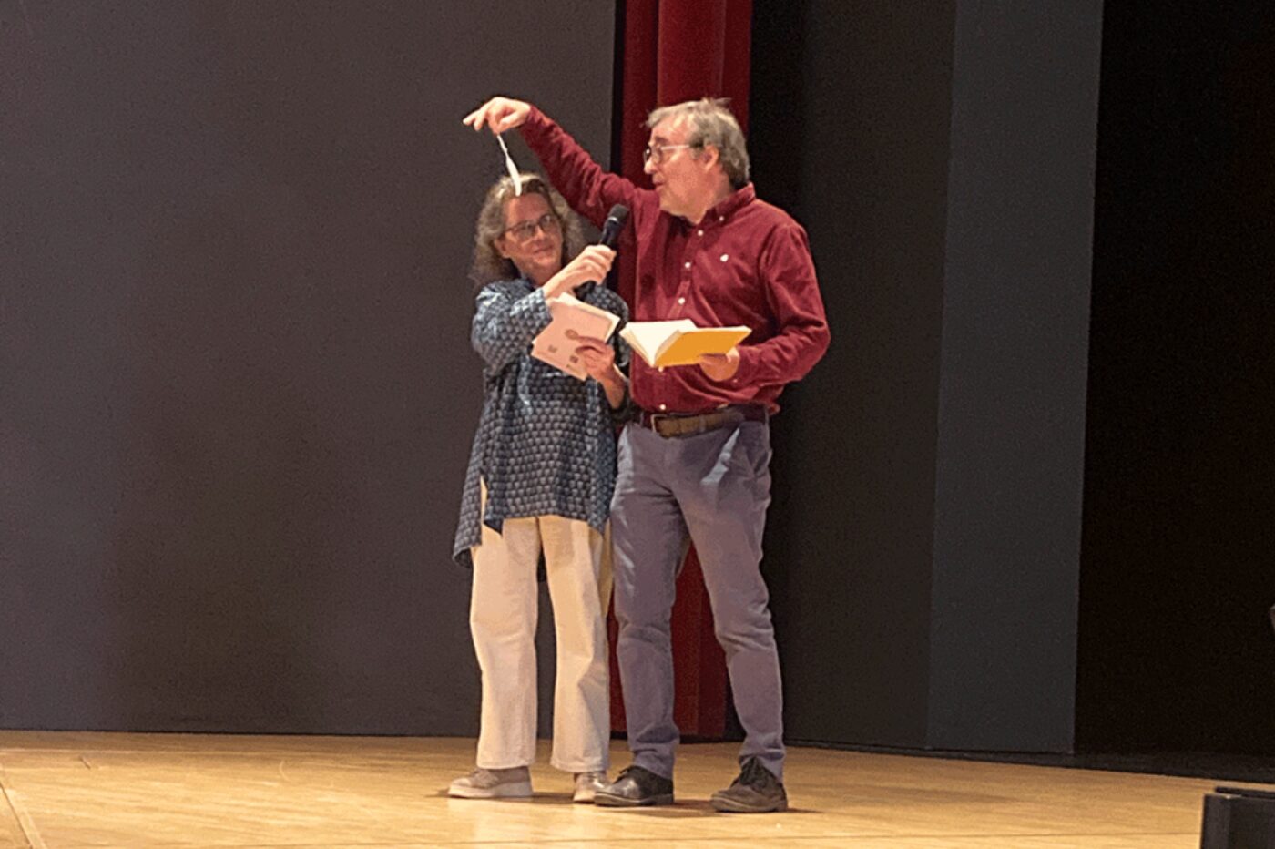 «Remember: fill in the leaves!»: Lourdes Tormes from IASWECE and Philipp Reubke from the Pedagogical Section, the main representatives of the two conference organisers, welcomed those present each morning with charm and humour. (Photo: PädSek/GG)