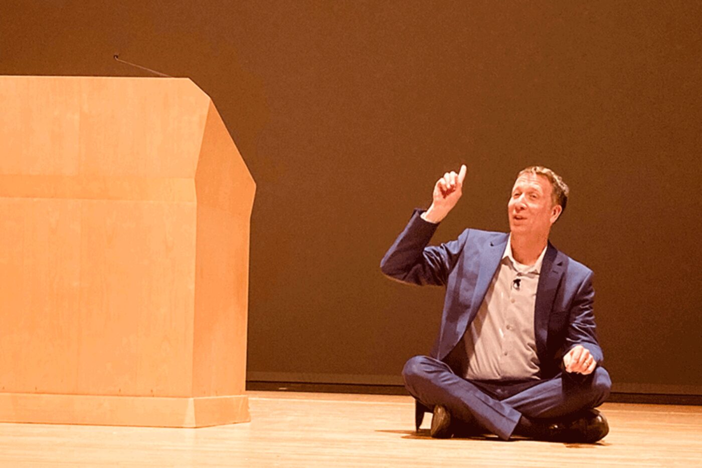For his talk entitled «Sensing the Tipping Points: Protecting our Physical and Spiritual Health», the tall Adam Blanning, co-head of the Medical Section and holistic doctor, knelt down to a small child’s eye level. (Photo: PädSek/GG)