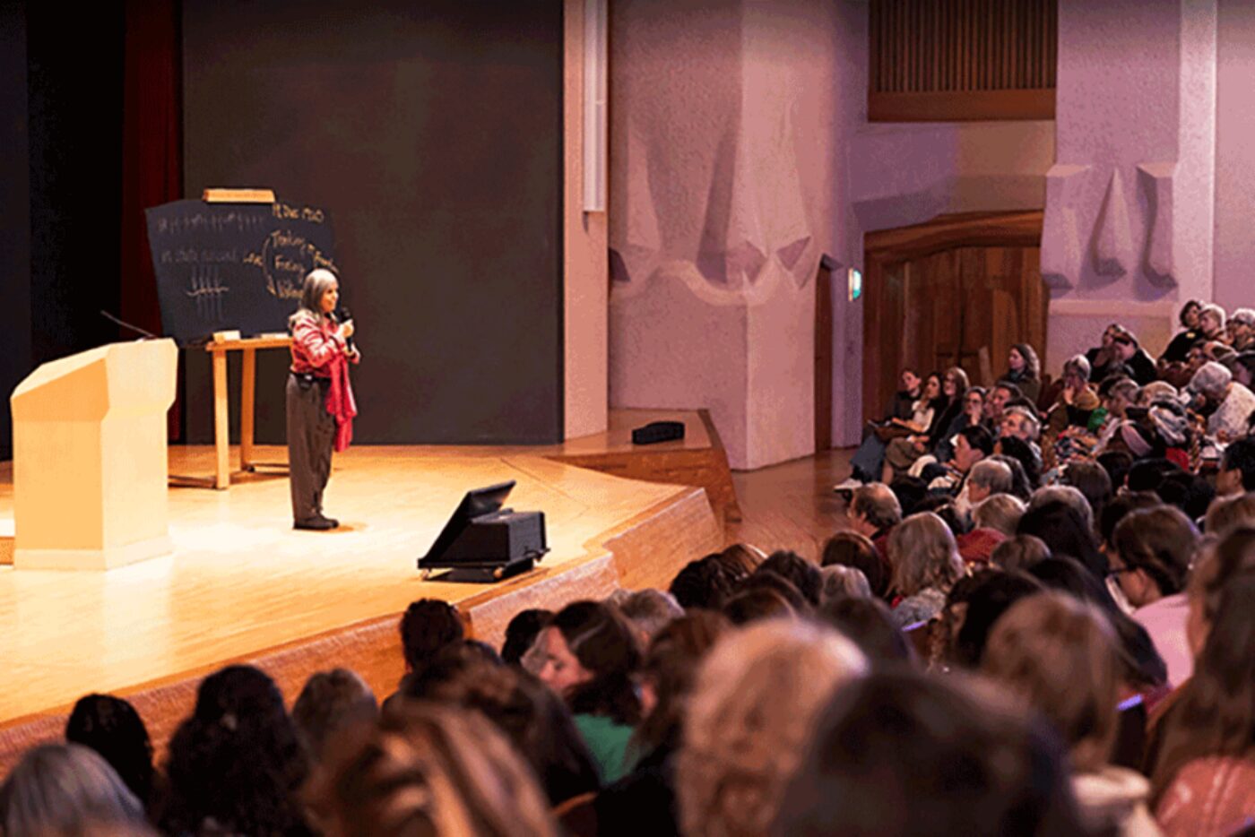 Anita Isla, an educator and teacher trainer from Chile, explored potential sources of resilience in her talk entitled «Creating Living and Meaningful Spaces for Children and Educators in Challenging Times». (Photo: Goetheanum/Xue Li)