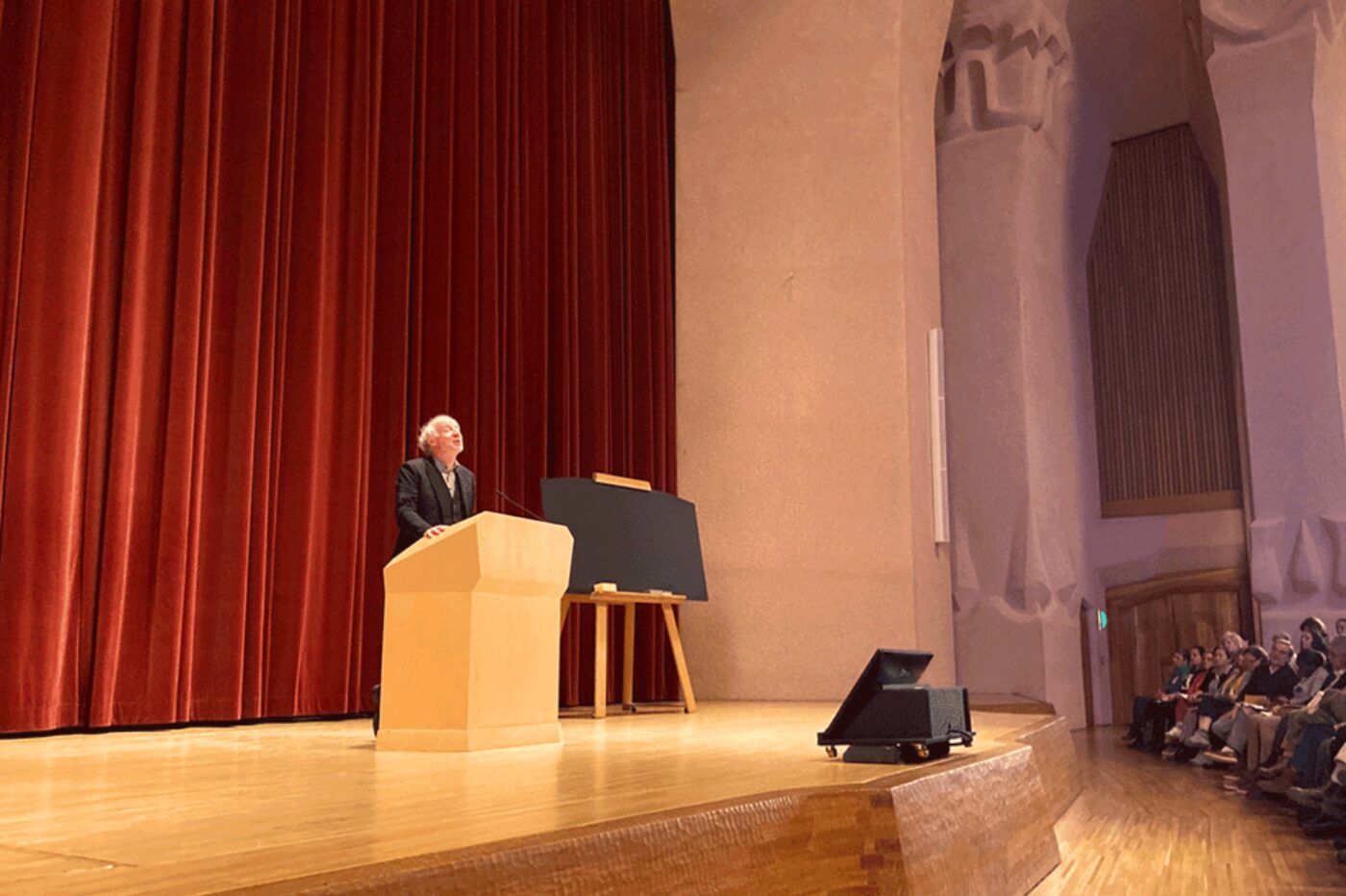Peter Selg's lecture «Imitation: the Ability to Learn and Love from the Prenatal Stage» or how the ability to imitate can be explained by the way human beings exist before birth. (Photo: PädSek/GG)