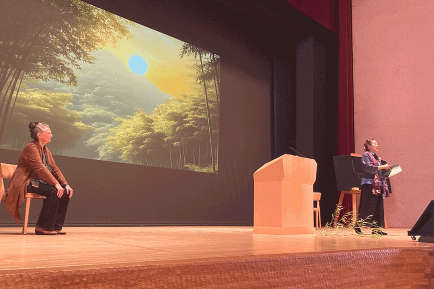 «Standhaftigkeit und Dankbarkeit: Ein Gleichgewicht finden zwischen starker Zentriertheit und tiefer Verbundenheit»: Der gemeinsame Vortrag von Clara Aerts aus Belgien (links) und Li Zhang aus China wird als der «Bamboo-Vortrag» in die Annalen der Pädagogischen Sektion eingehen. (Bild: PädSek/GG)