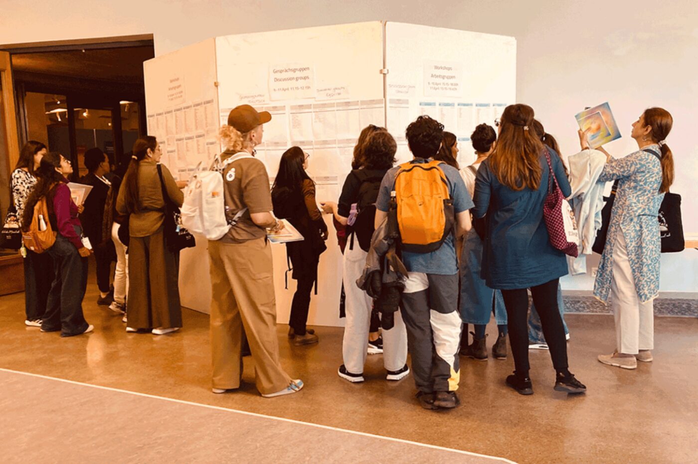 Where is my workshop? Which discussion group should I join? There’s a buzz of activity in front of the information desk. (Photo: PädSek/GG)