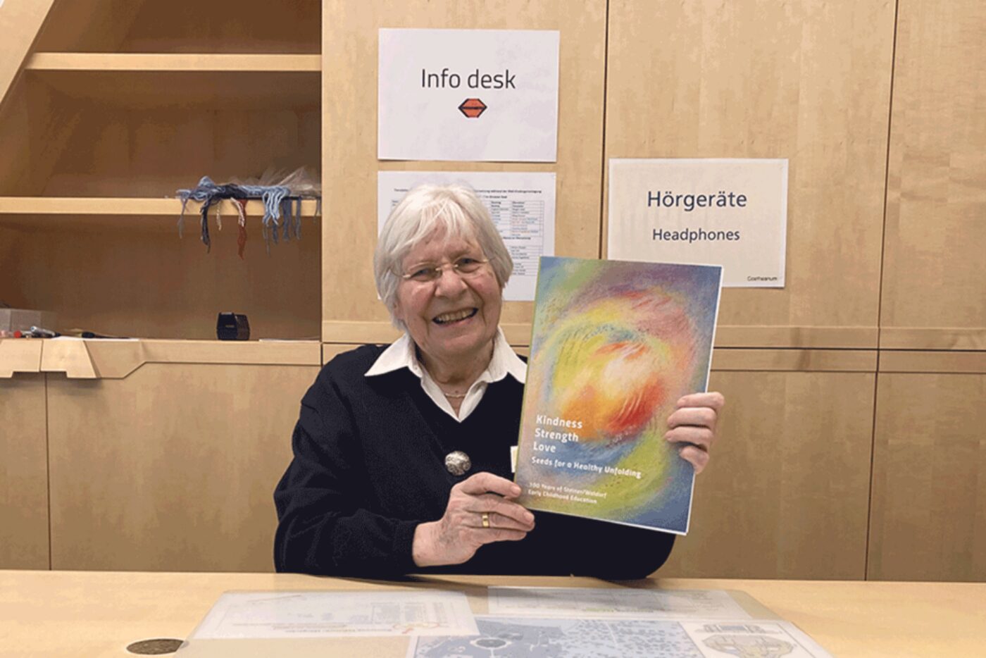 The evening shift: A radiant double flower named Veronika Blume at the information desk. (Photo: PädSek/GG)