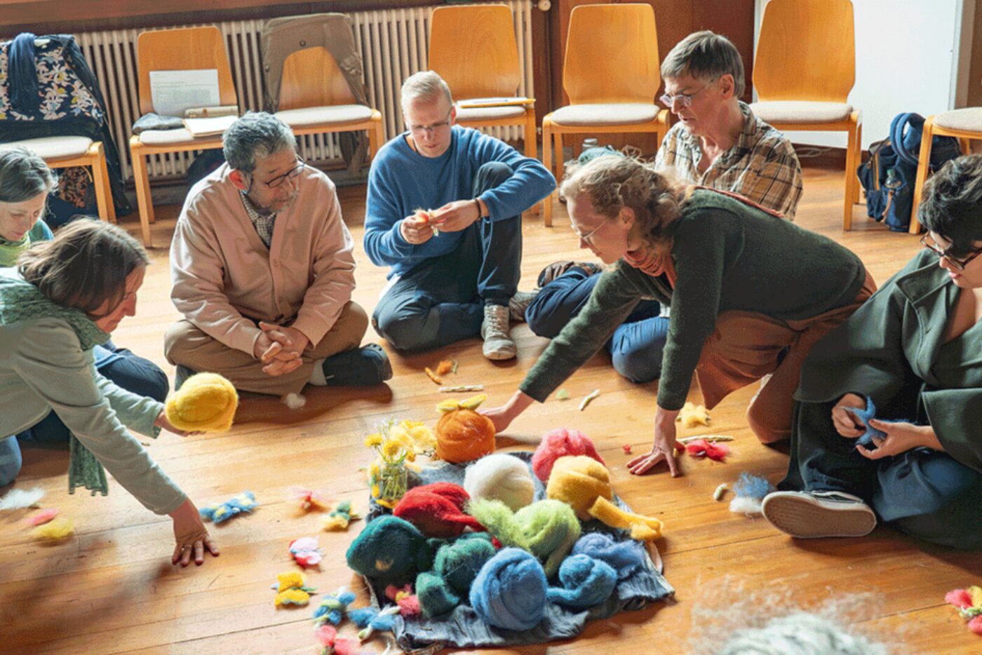 3.15 pm: Time for the workshops. The two group leaders, Thomas Tirler (third from the right) and Marta Flôrencio, used coloured wool to explore the question: «How does the daily work of adults stimulate children’s free play?»
