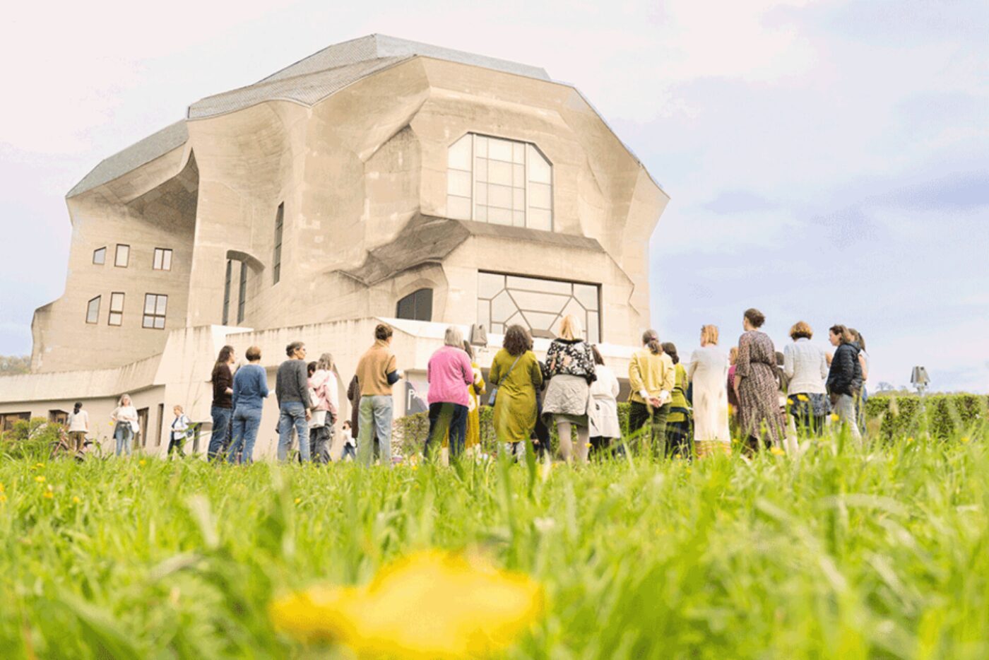 Anthroposophical architectural art: architectural tours were a necessity. (Photo: Goetheanum/Xue Li)