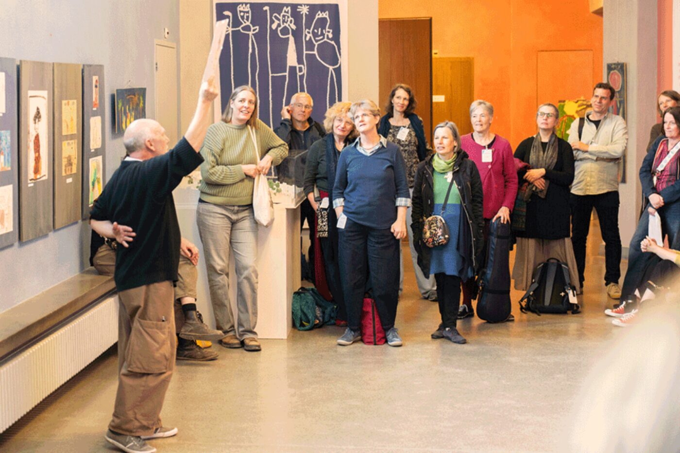 «Child art»: The remarks on the exhibition by Norbert Carstens, artist and educator (left), were listened to with great interest. (Photo: Goetheanum/Xue Li)