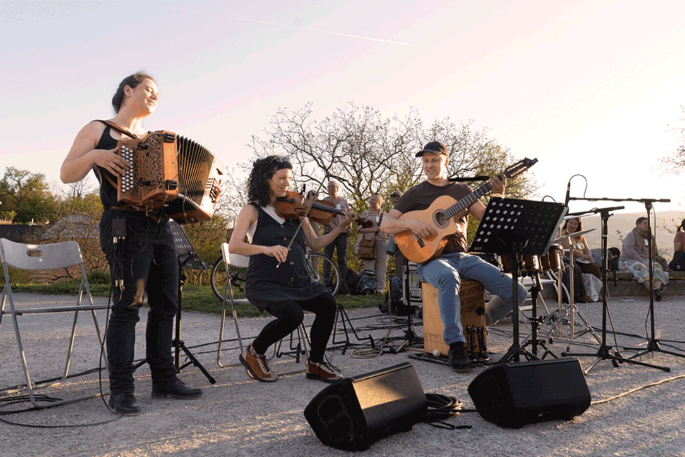 And then, over and over again: dancing together to the music of the group «Labotempo» – ...
