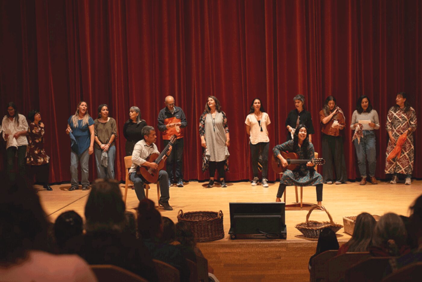 Early childhood educators from Chile sang Violetta Parra’s wonderful song «Volver a los 17». (Photo: Goetheanum/Xue Li)