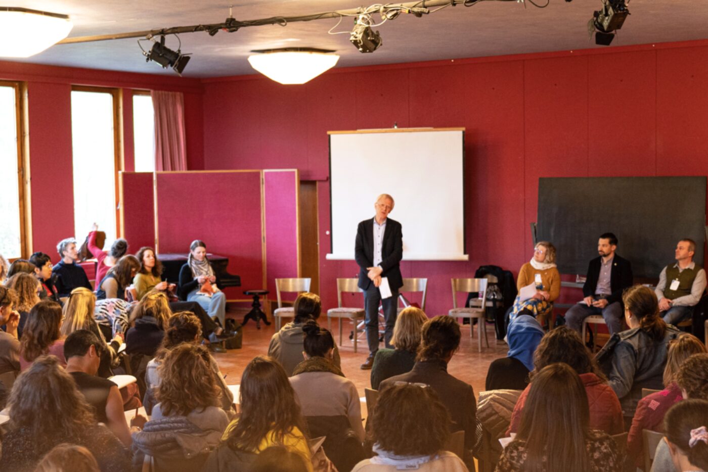 After the presentations, the participants were able to recapitulate what they had heard in groups. Standing in the picture: Claus-Peter Röh.