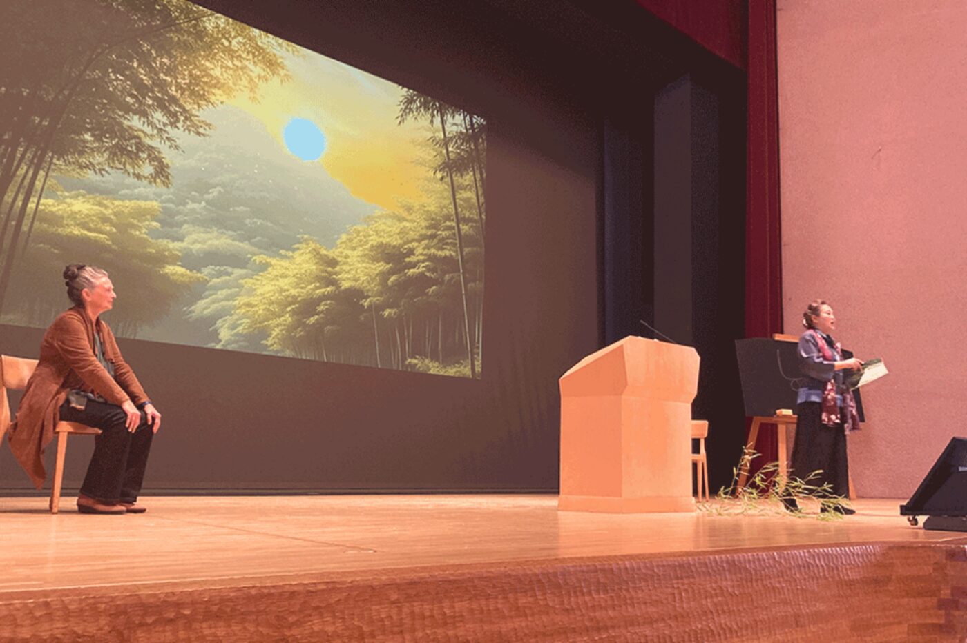 «Firmeza y gratitud: encontrar un equilibrio entre un fuerte equilibrio interior y una profunda conexión»: la conferencia conjunta de Clara Aerts (izquierda) y Li Zhang pasará a los anales de la Sección Pedagógica como la «conferencia del bambú». (Imagen: PädSek/GG)